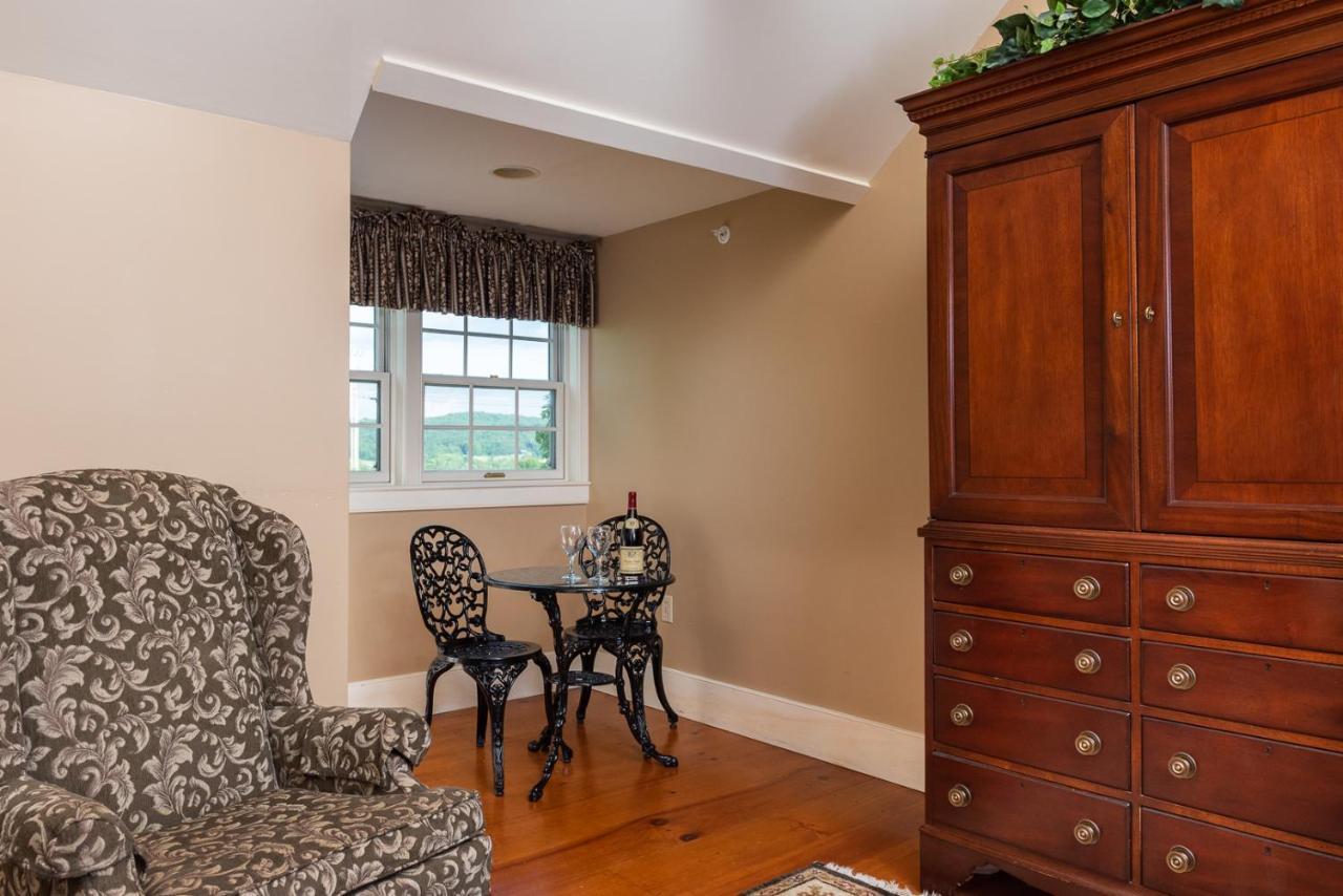 Strong House Inn Vergennes エクステリア 写真